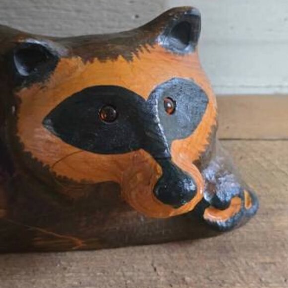 Big Sky Carvers Jeff Fleming Pine Wood Carved Ricky Raccoon Sculpture Bearfoots - Picture 2 of 12
